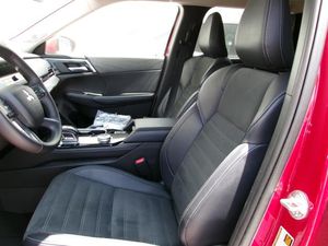 2025 Mitsubishi OUTLANDER 照片 3