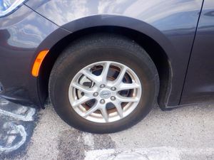 CHRYSLER PACIFICA TOURING L - 8